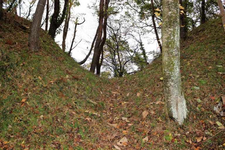 檜山城 広大な檜山安東氏城館跡 紅葉の様子も お城解説「日本全国」1300情報【城旅人】